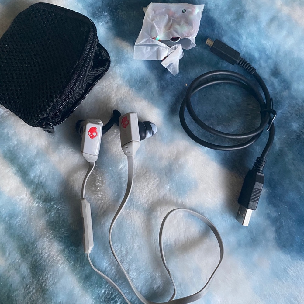 Skullcandy Wireless Headphones with Charging Cord, Extra Earbuds and Case